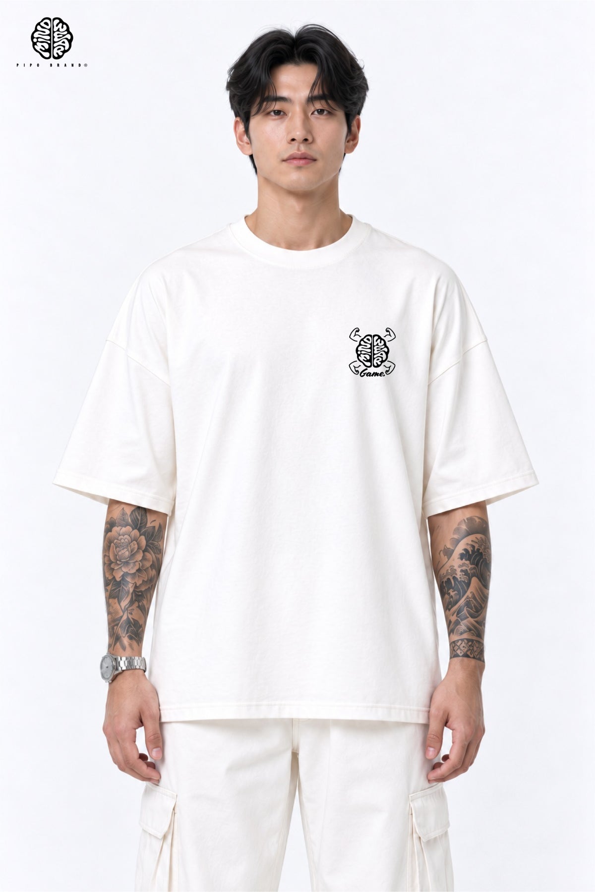 T-shirt Mindwear Change the Game blanc cassé porté de face, logo cerveau et bras dessinés sur la poitrine.