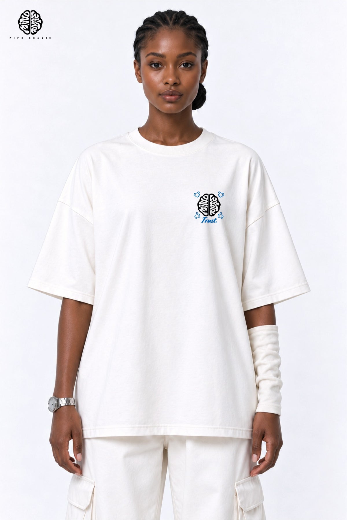 T-shirt Mindwear Circle of Trust blanc cassé porté de face, logo cerveau et mains bleues sur la poitrine.