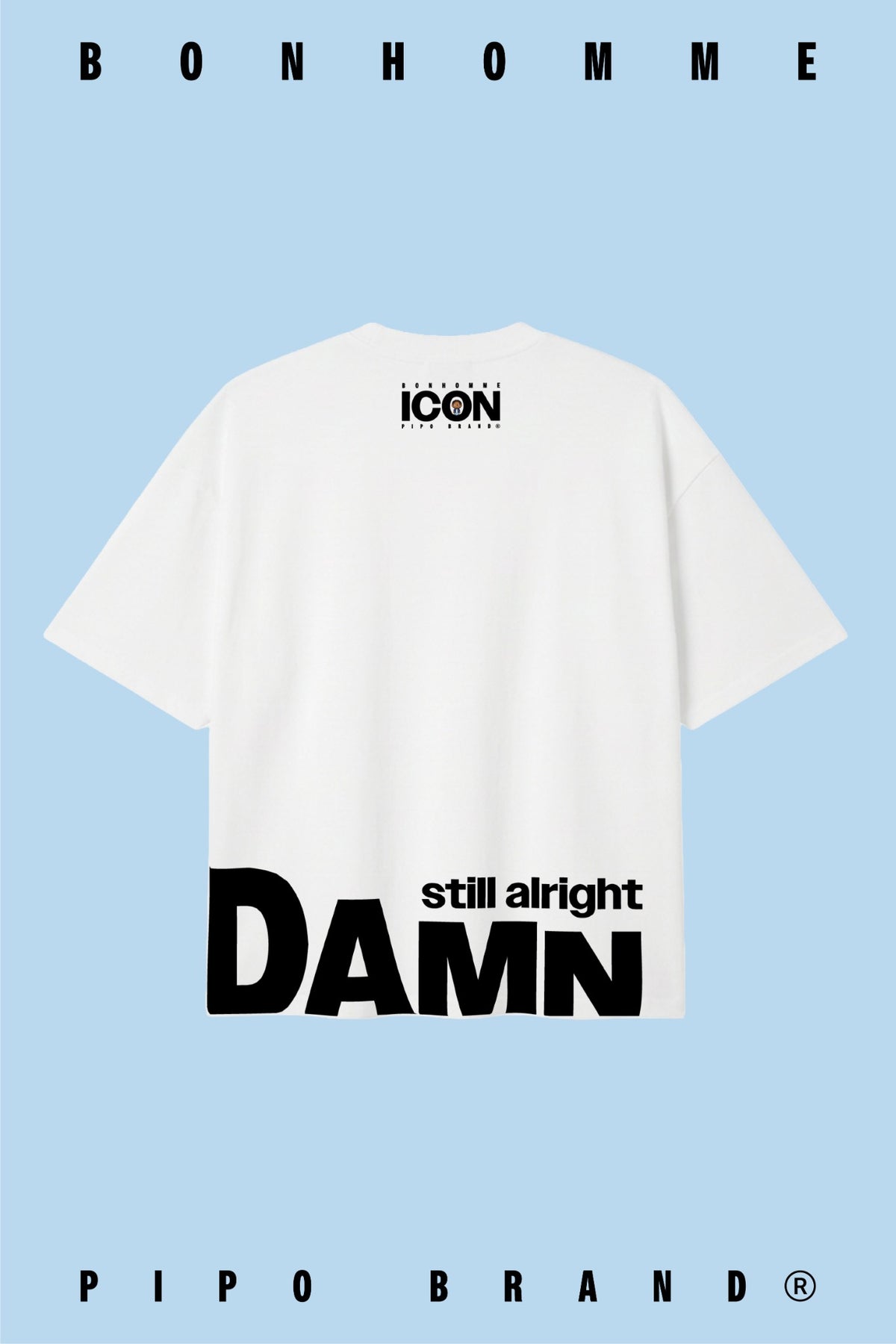 T-shirt blanc Damn Alright vu de dos sur fond bleu, avec logo ICON et signature typographique en bas.