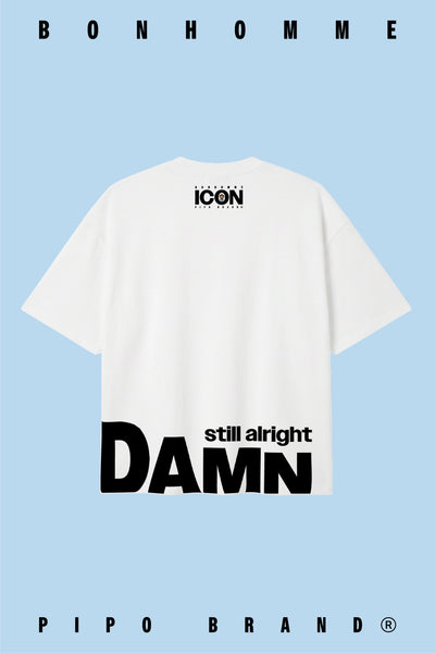 T-shirt blanc Damn Alright vu de dos sur fond bleu, avec logo ICON et signature typographique en bas.