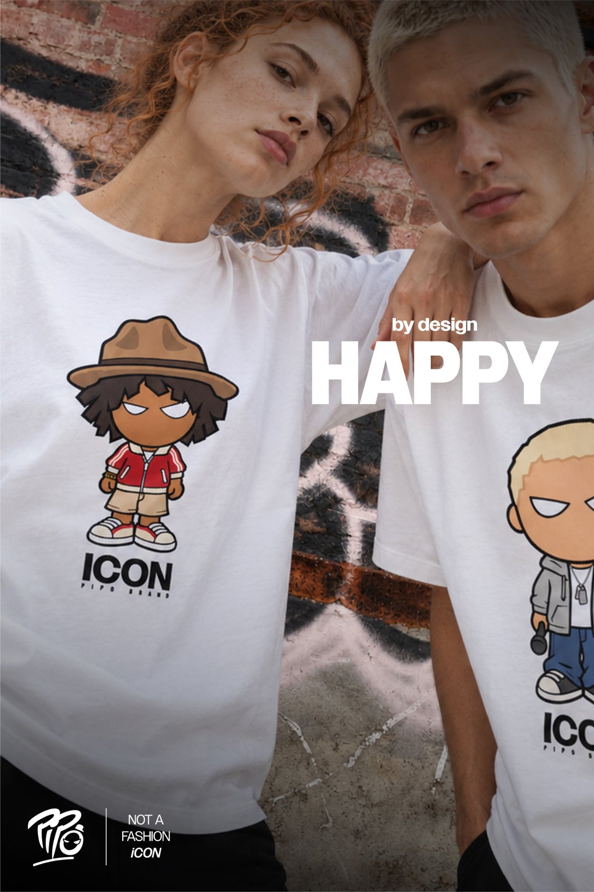 T-shirts Bonhomme Icons Happy by Design et 8 Miles portés en duo devant un mur de briques.