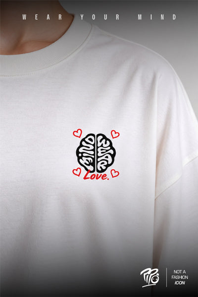 Détail du logo cerveau Mindwear Love et des cœurs rouges sur la poitrine.