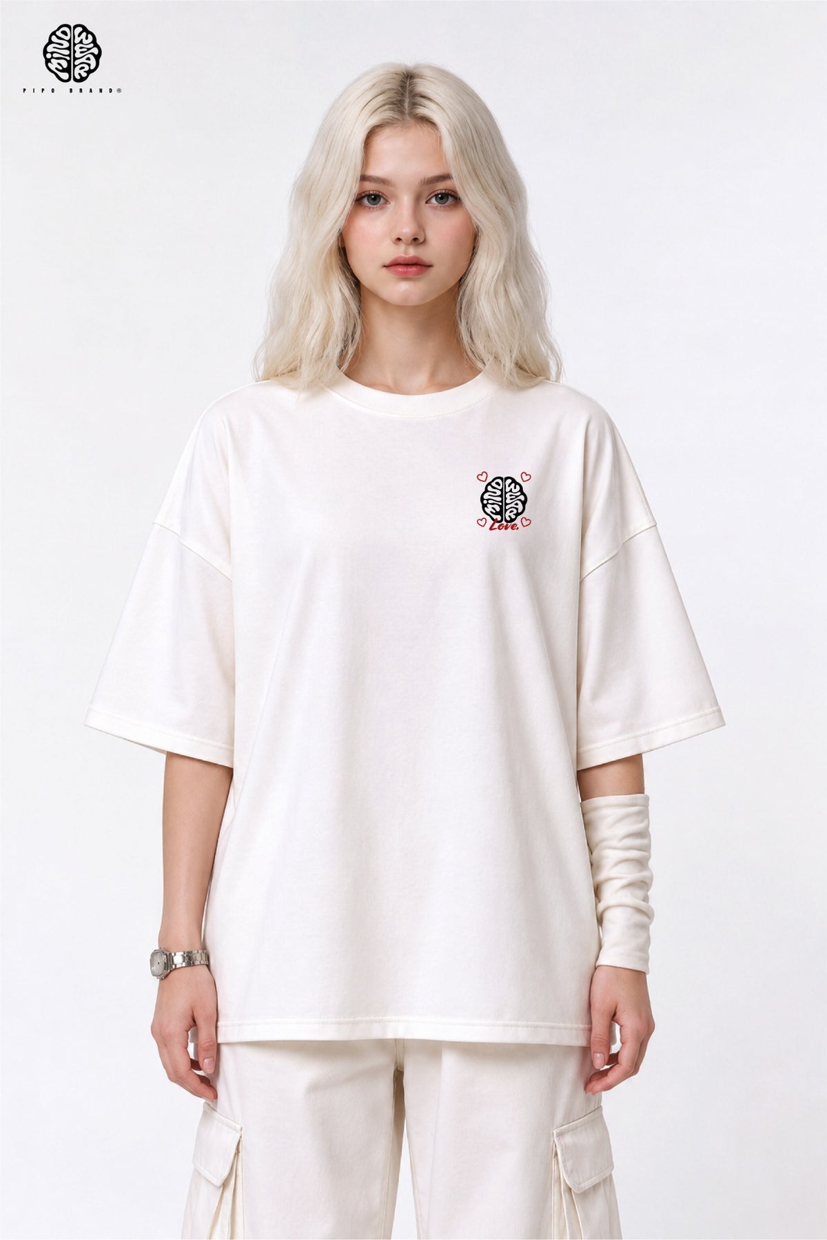 T-shirt Mindwear Authentik Love blanc cassé porté de face, logo cerveau et cœurs rouges sur la poitrine.