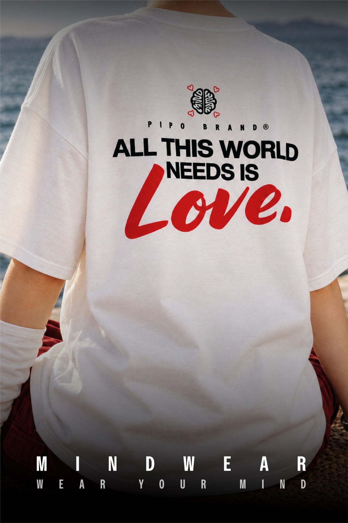 T-shirt Mindwear Authentik Love porté de dos près de l’eau, message noir et rouge.