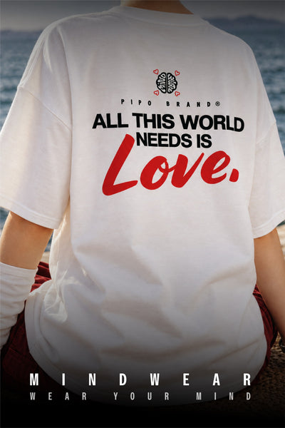T-shirt Mindwear Authentik Love porté de dos près de l’eau, message noir et rouge.