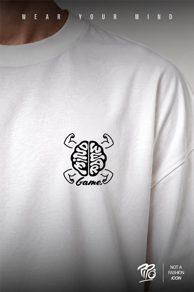 Détail du logo cerveau Mindwear Game entouré de bras dessinés sur la poitrine.