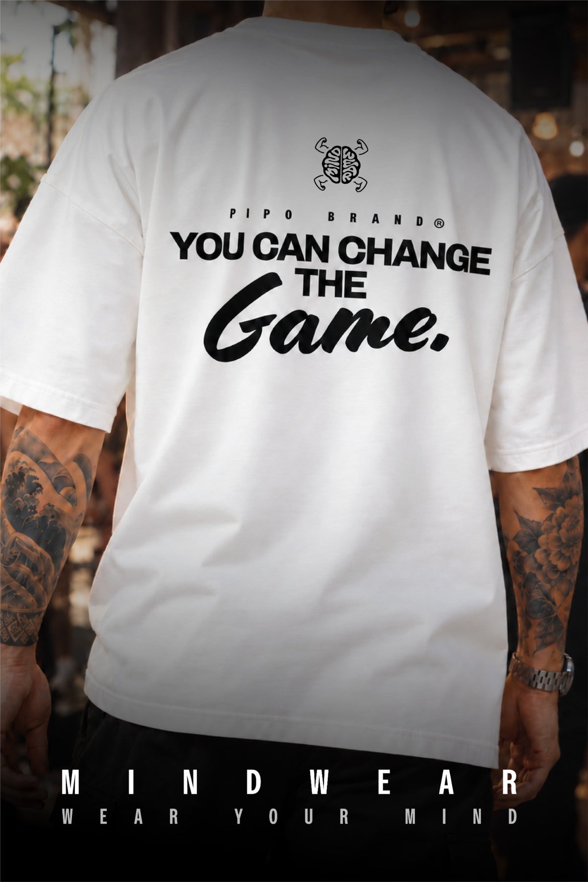 T-shirt Mindwear Change the Game porté de dos dans un décor urbain.