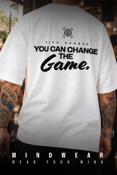 T-shirt Mindwear Change the Game porté de dos dans un décor urbain.