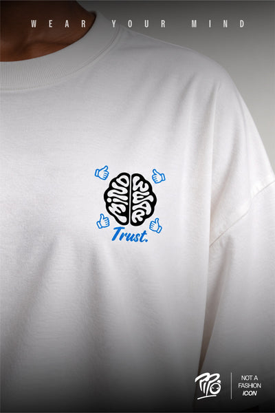 Détail du logo cerveau Mindwear Trust et des mains bleues sur la poitrine.