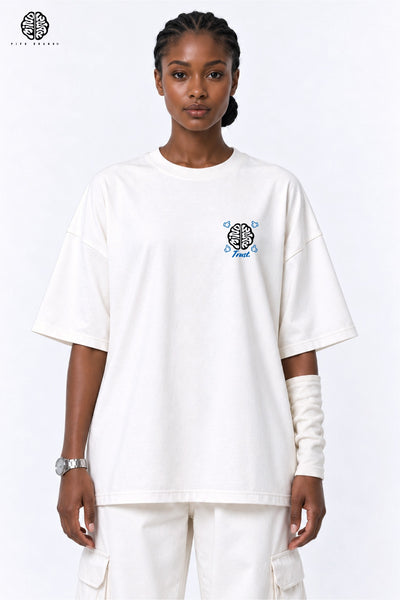 T-shirt Mindwear Circle of Trust blanc cassé porté de face, logo cerveau et mains bleues sur la poitrine.