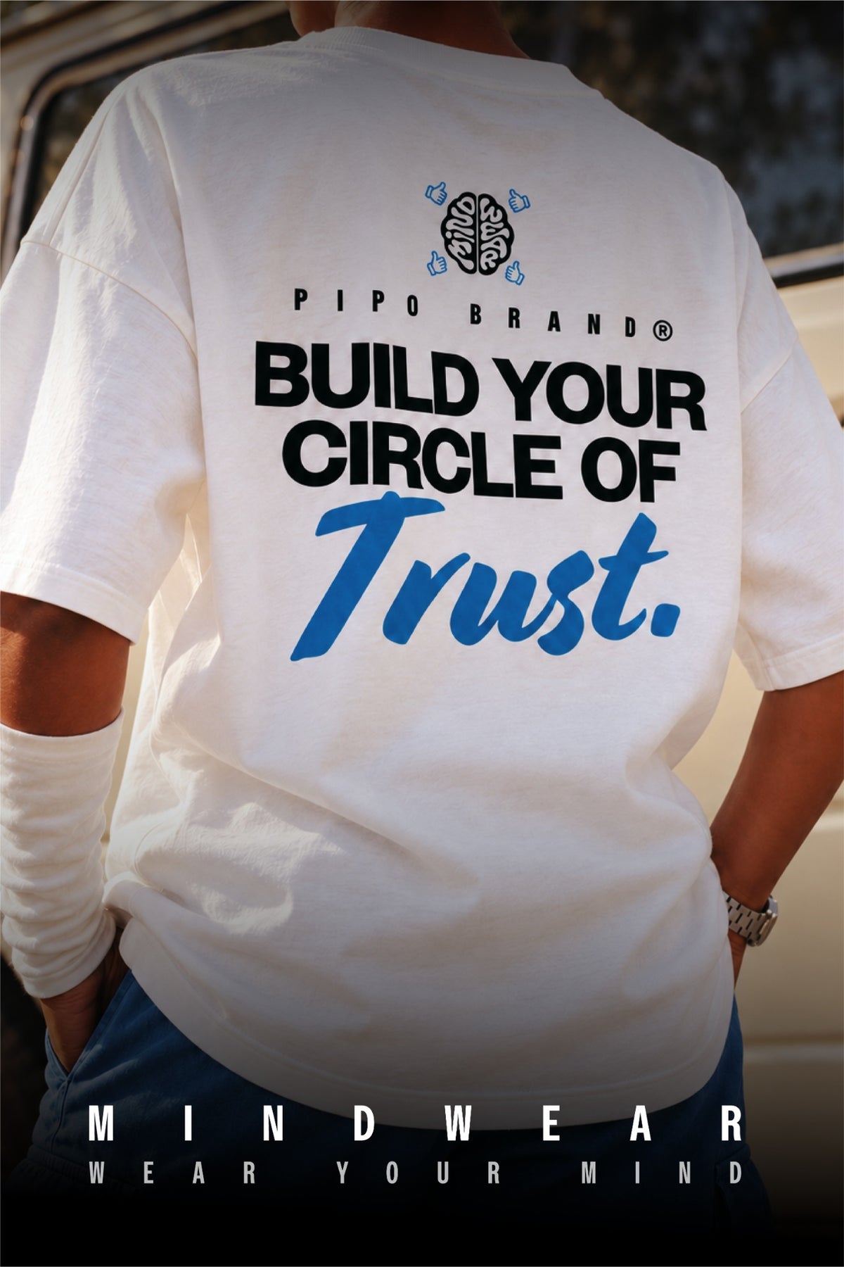 T-shirt Mindwear Circle of Trust porté de dos dans un décor urbain.