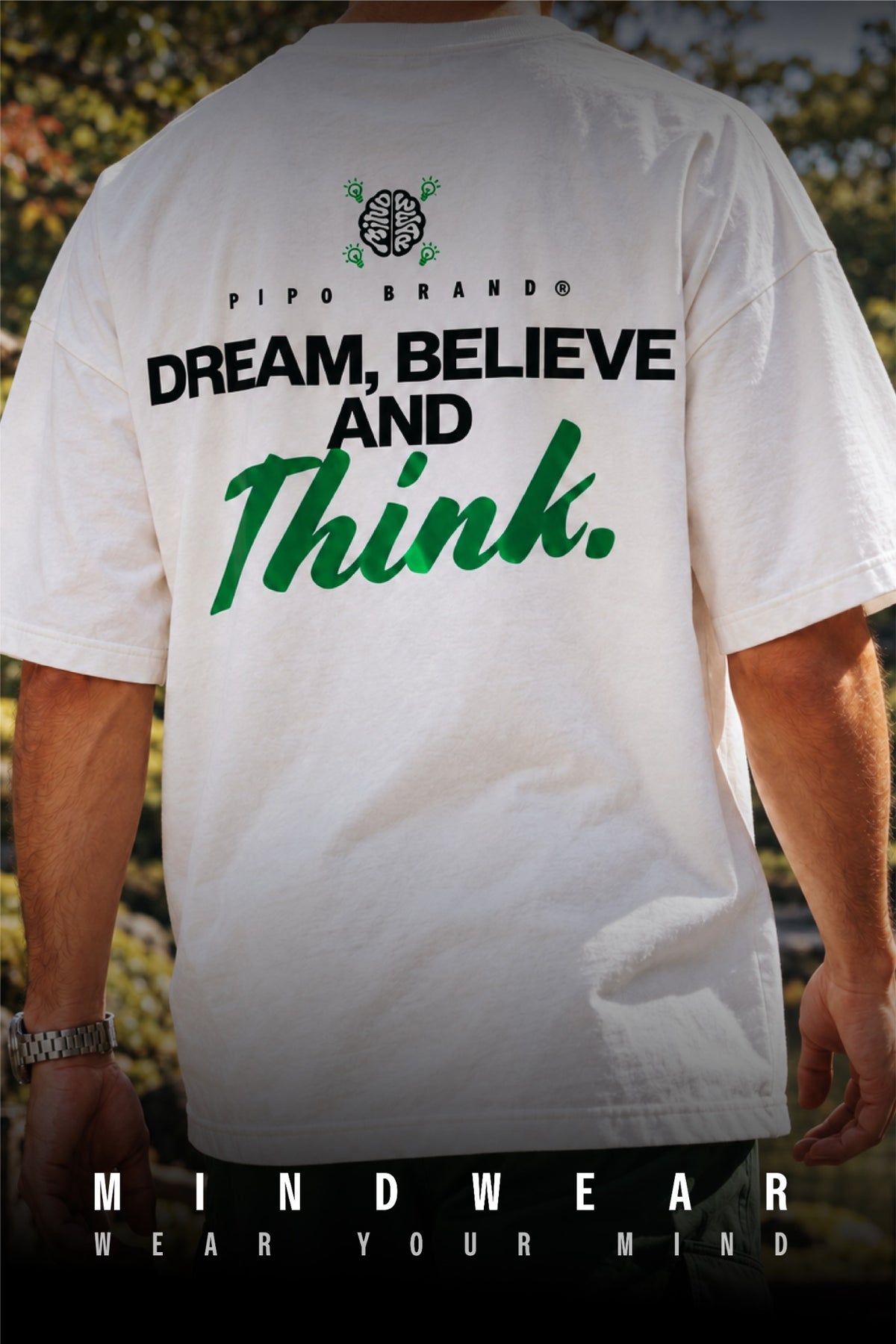 T-shirt Mindwear Dream Believe and Think porté de dos dans un décor extérieur.